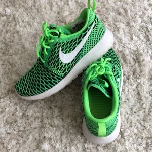 Nike roshe tennis shoes